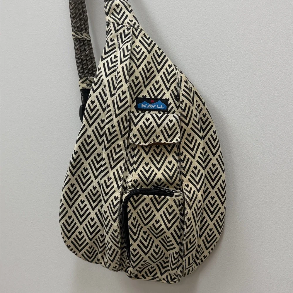 Kavu Slingpack Sling Bag Black Cream Geometric Print Rope Bag! - Picture 2 of 8